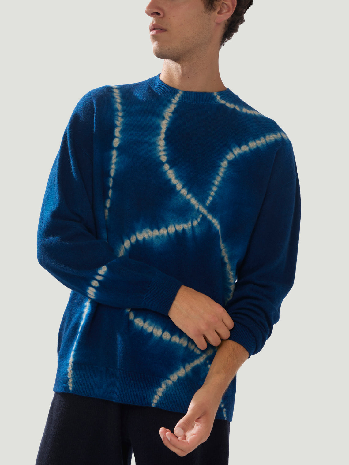 Suzusan - Men's Shibori Cashmere Seamless Wide Crew-Neck Sweater - Blue - ABASK