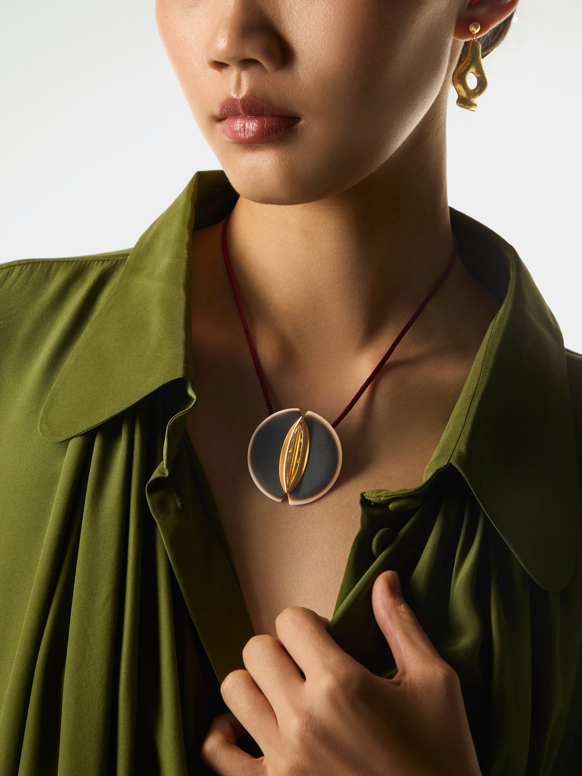 Mahnaz - 1970 Atelier Munsteiner Erotika 18-Karat Yellow Gold, Yellow Beryl and Agate Pendant Brooch -  - ABASK